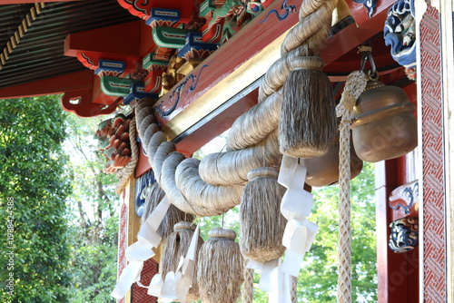 Fotografie しめ縄、大注連縄、鼓胴型、垂れ、拝殿、寺、神社、日本、和風、景色、風景、境内、和、伝統、聖域、
