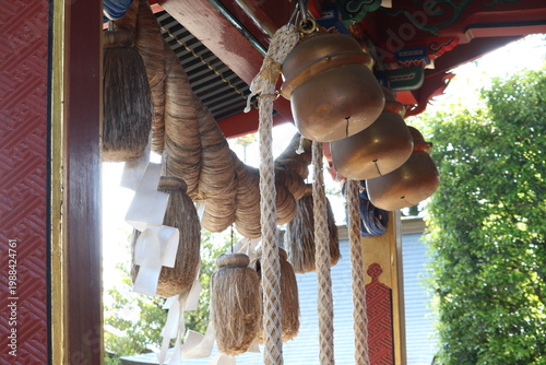 Obraz na plátně しめ縄、大注連縄、鼓胴型、垂れ、拝殿、寺、神社、日本、和風、景色、風景、境内、和、伝統、聖域、