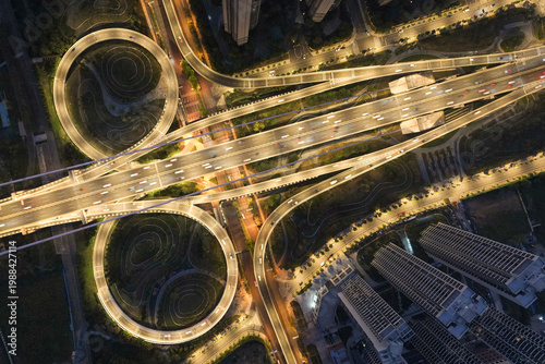 Fotografía Aerial night view of approach bridges and interchanges of Yangsigang Yangtze Riv