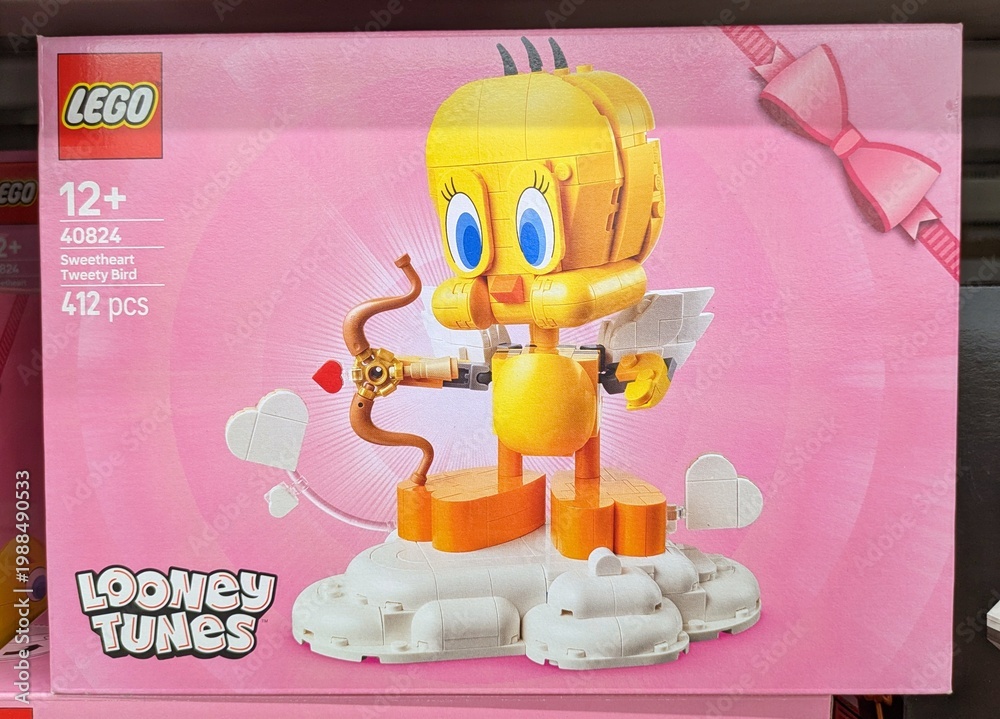 Naklejka premium Caja con juguete Lego de Tweety de Looney Toons en una tienda Carrefour, Madrid, España, 12 de marzo de 2026