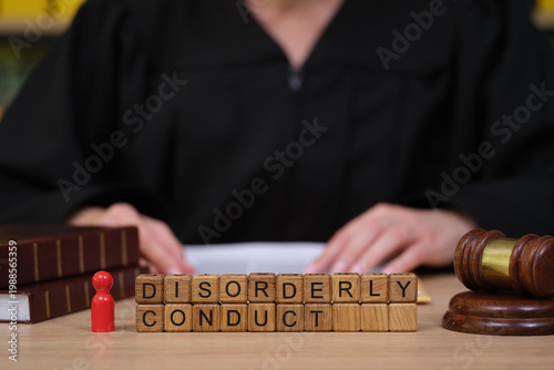 Fotografie A courtroom atmosphere unfolds with a judge presiding over a case of disorderly conduct