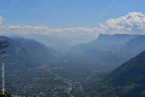 Foto Blick ins Etschtal in Südtirol vom Meraner Höhenweg