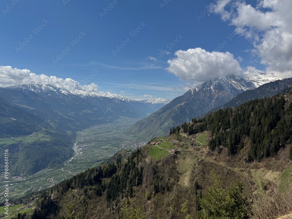 Fototapeta premium Blick ins Vinschgau vom Meraner Höhenweg in Südtirol 