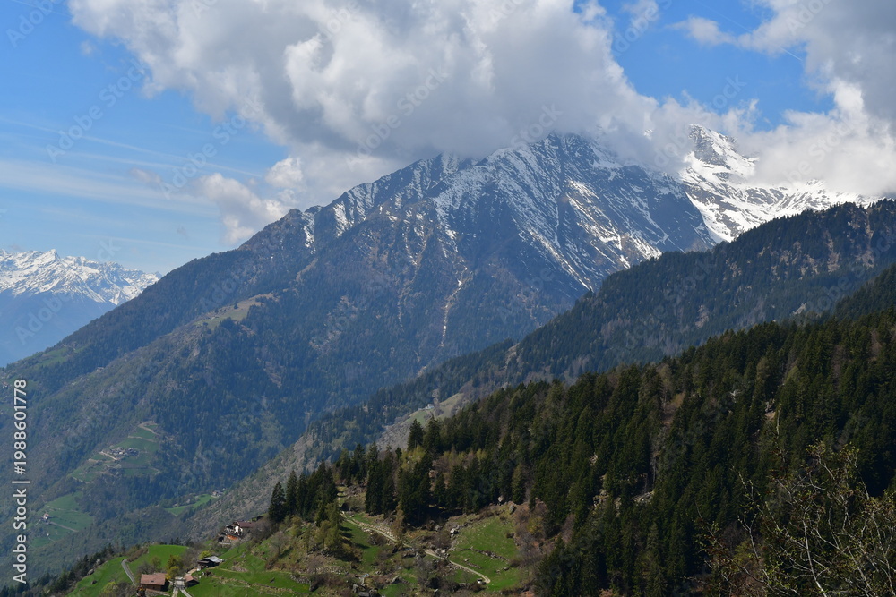 Fototapeta premium Schöne Landschaft am Meraner Höhenweg in Südtirol 