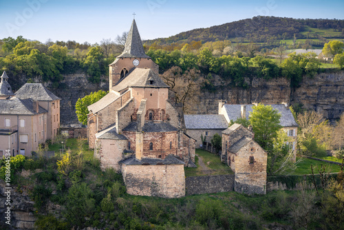 Foto Romanesque church in Bouzouls Aveyron France overlooking canyon village