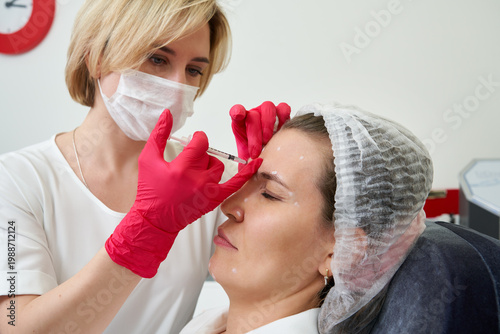 Tableau sur toile Woman is getting rejuvenating facial injections