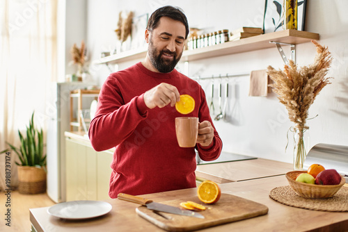 Fotografia Creating a delicious drink in a cozy home kitchen with a cheerful adult man slic