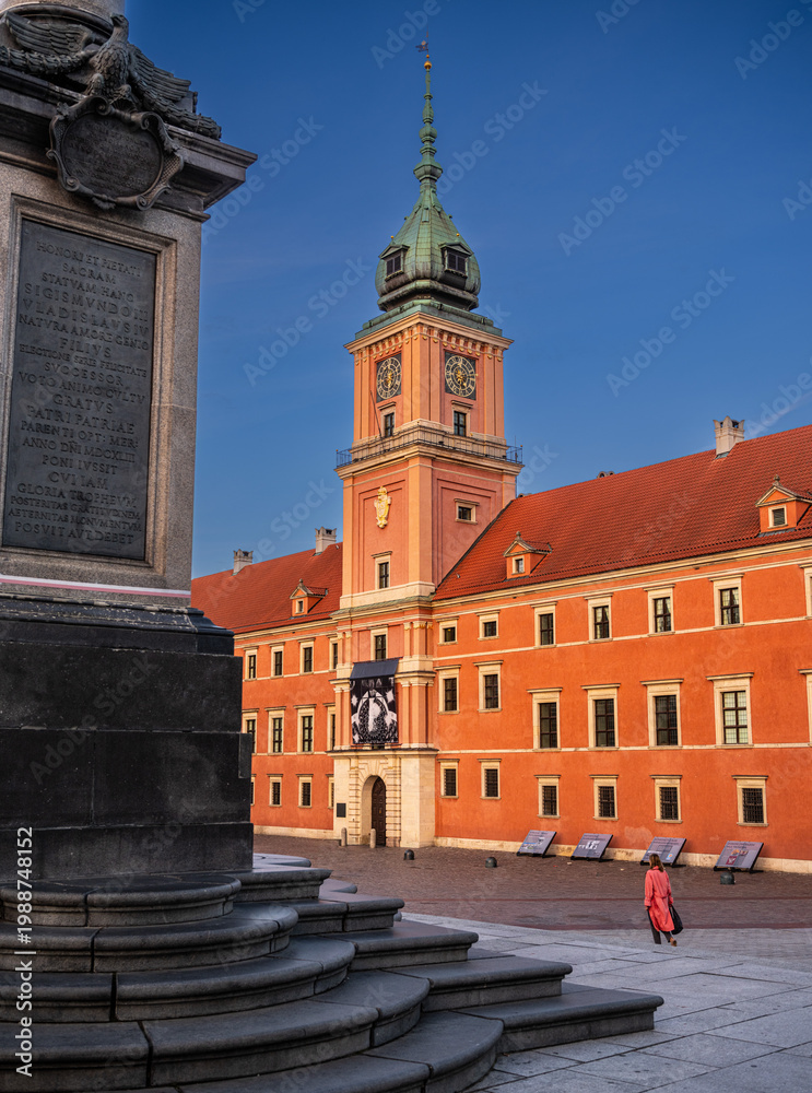 Fototapeta premium 2025-10-23; Royal Castle in Warsaw with Sigismund's Column on Castle Square. Poland