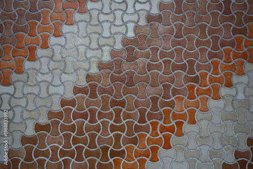 Carrelage émaillé brillant années 70 marron et orange avec rayures