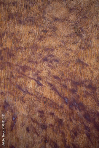 Texture de bois poncé qui laisse apparaitre les fibres et les veinures