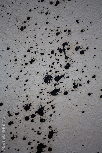 Moucheté de peinture noire sur peinture blanche