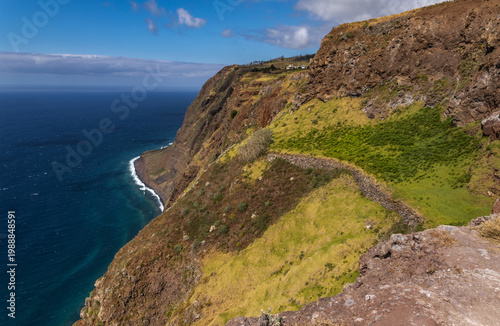 Ponta do Pargo (Ile de Madère, Portugal, Océan atlantique) - Vue à proximité du phare (Farol da Ponta do Pargo) sur les falaises dominant l'océan à la pointe ouest de l'île 