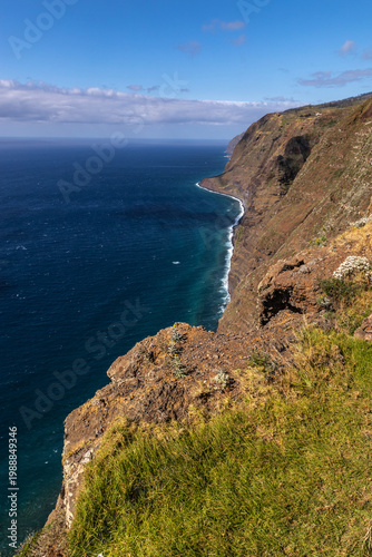 Ponta do Pargo (Ile de Madère, Portugal, Océan atlantique) - Vue à proximité du phare (Farol da Ponta do Pargo) sur les falaises dominant l'océan à la pointe ouest de l'île 