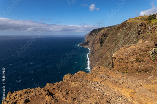 Ponta do Pargo (Ile de Madère, Portugal, Océan atlantique) - Vue à proximité du phare (Farol da Ponta do Pargo) sur les falaises dominant l'océan à la pointe ouest de l'île 