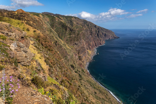Ponta do Pargo (Ile de Madère, Portugal, Océan atlantique) - Vue de la point de vue panoramique  Miradouro do fio sur les falaises dominant l'océan à la pointe ouest de l'île