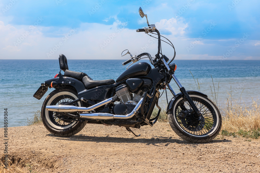 Obraz premium Motorcycle on the seashore, close-up