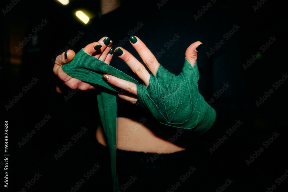 © Momento Estudio/Stocksy - hands of an anonymous female boxer applying a bandage © Momento Estudio/Stocksy - hands of an anonymous female boxer applying a bandage