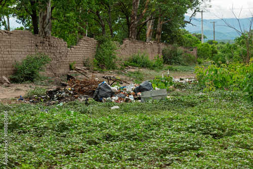 Billede på lærred Basura acumulada en espacio urbano abierto, reflejando contaminación ambiental,