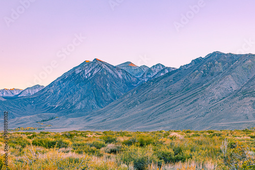 Schilderij op canvas The peaks of the Sierra Nevada mountains catching the last light of sunset above