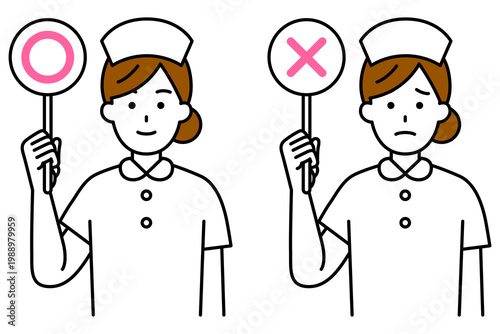 ○×マークのプラカードを掲げる女性看護師