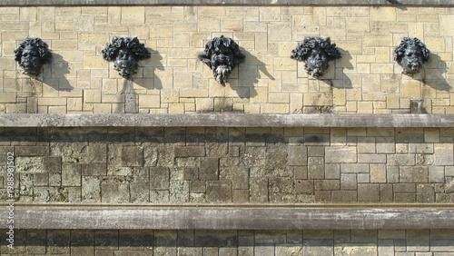 Canvastavla Five Bronze Grotesque Mascaron Face Fountain Spouts on a Classic French Château