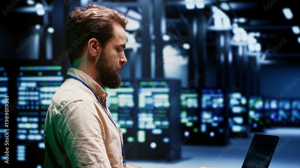 Obraz premium Engineer servicing server clusters with high computing power enabling hyperscale data center to support demanding applications, including artificial intelligence and machine learning workloads