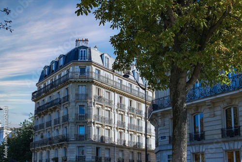 Paris, beautiful building, avenue des Champs-Elysees, luxury neighborhood
