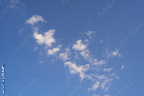Fotografía Scattered white clouds in the blue sky at Yunnan Taiyangshan Resort Town