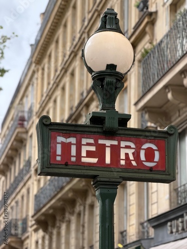 Canvas Print Vintage paris metro sign in black and white