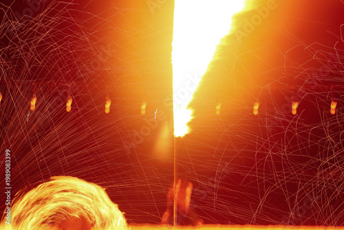 Foto The performers are putting on a fire-spinning show on the beach at night, creating beautiful streaks of light and bright orange sparks swirling in circles against the nighttime backdrop
