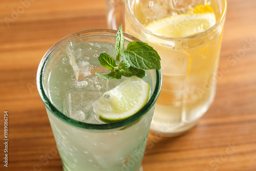 Tableau sur toile モヒートとハイボールのお酒
mojito whiskey highball drink cocktail lemon mint soda ice refresh