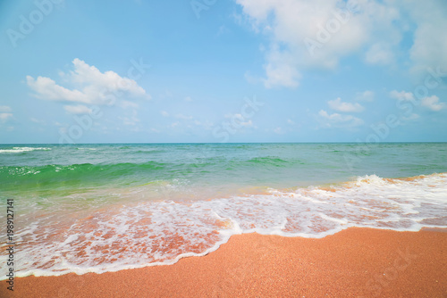Foto Stunning tropical beach landscape with crystal clear turquoise water and golden sand under a bright blue sky