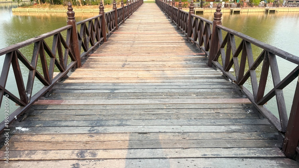Obraz premium Perspective angle shot , a wooden bridge walkway.