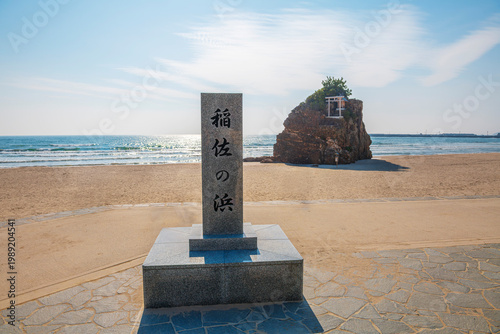 Quadro su tela 島根県出雲市の稲佐の浜に立つ石碑と海岸景観