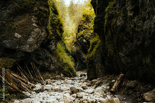 Foto Narrow mountain canyon. Tatra Mountains, Krakow gorge.