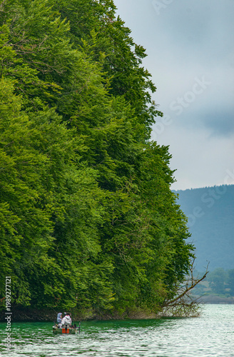 Barque de pêche sur le lac de Chalain, Jura, France