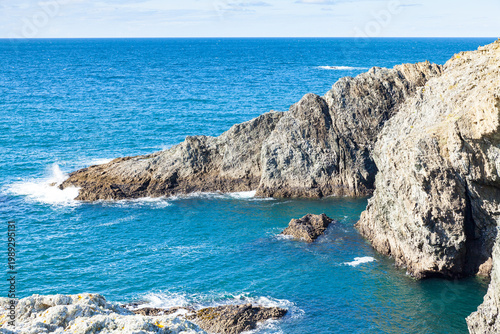Foto The rocks and cliffs in the ocean of the famous island Belle Ile en Mer in Franc