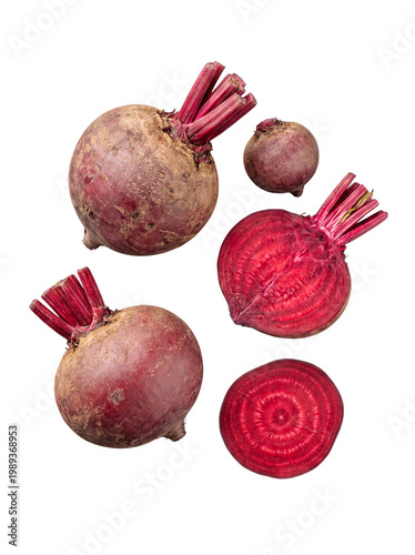 Foto Fresh beetroots and various sliced beetroot pieces, rich in color and nutrients, isolated on a transparent background
