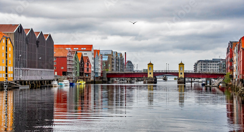 Tableau sur toile Norwegen   Altstadtviertel Bakklandet    Trondheim ist eine Stadt am Trondheimer