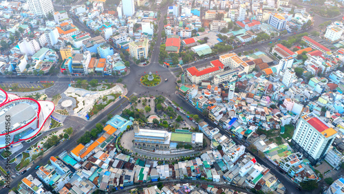 Fotografie Aerial view of a busy urban roundabout in Nha Trang city, Vietnam, where roads converge around a landscaped traffic circle