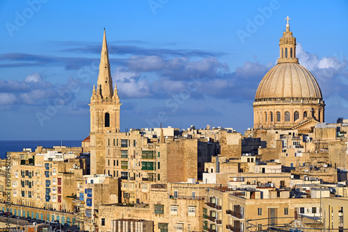 Foto Skyline of Valletta with Carmelite Church dome and St Paul's Cathedral, Malta