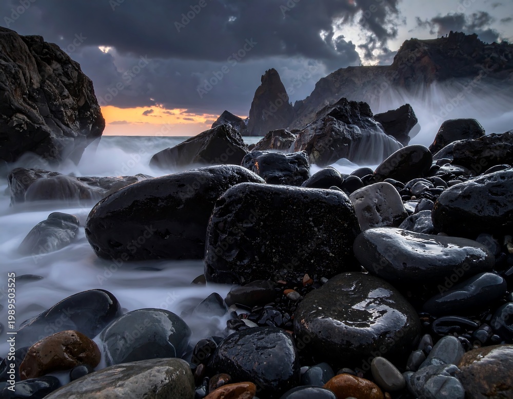 Obraz premium Dramatic rocky shoreline with crashing waves and a captivating sunset backdrop