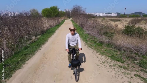 시골길에서 자전거 타기