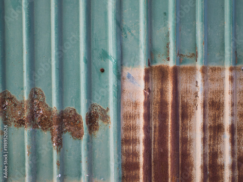 Canvastavla Galvanized fence wall is rusty.