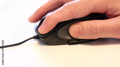 手でマウスを操作する