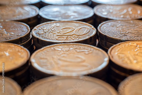 Closeup di monete da 20 centesimi di euro con facciata frontale
