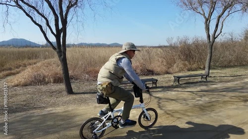 시골길에서 자전거 타기