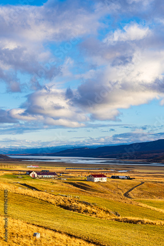 Blick über den See Lagarfljót auf schneebedeckte Berge im Osten von Island