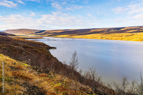 Blick über den See Lagarfljót auf schneebedeckte Berge im Osten von Island
