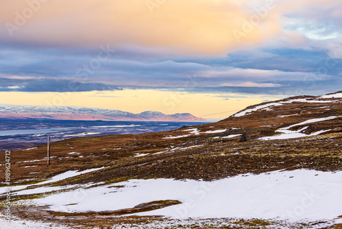 Blick über den See Lagarfljót auf schneebedeckte Berge im Osten von Island